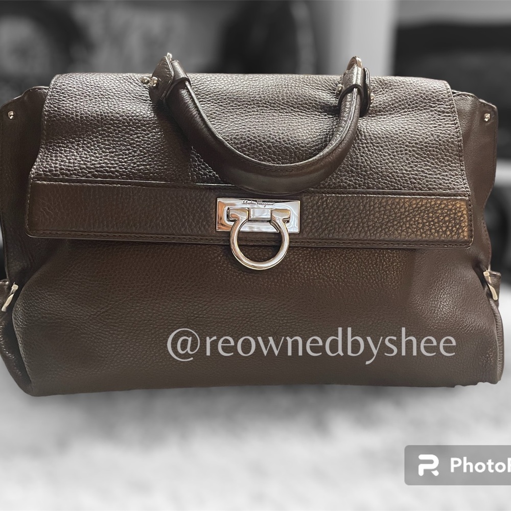 Salvatore Ferragamo
Sofia leather handbag
Good condition brown color